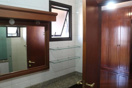 Apartamento à venda com 205m², 4 quartos e 3 vagasBanheiro da Suíte 1