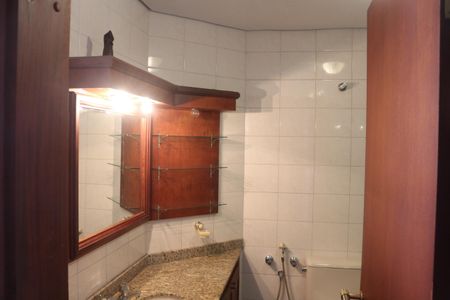 Apartamento à venda com 205m², 4 quartos e 3 vagasBanheiro da Suíte 2