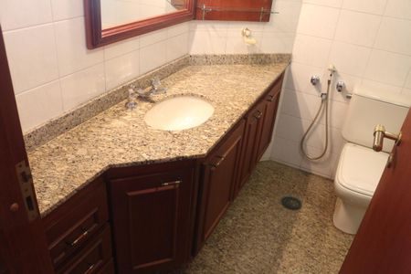 Apartamento à venda com 205m², 4 quartos e 3 vagasBanheiro da Suíte 2