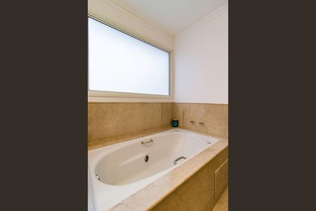 Apartamento à venda com 347m², 4 quartos e 5 vagas Apartamento à venda com 347m², 4 quartos e 5 vagasBanheiro 2 da Suíte 1