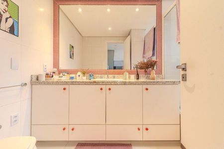 Casa de condomínio para alugar com 324m², 3 quartos e 3 vagasBanheiro 1