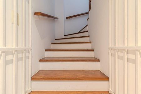 Casa de condomínio para alugar com 324m², 3 quartos e 3 vagasEscada 2