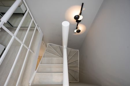 Studio para alugar com 48m², 1 quarto e 1 vaga Studio para alugar com 48m², 1 quarto e 1 vagaEscada