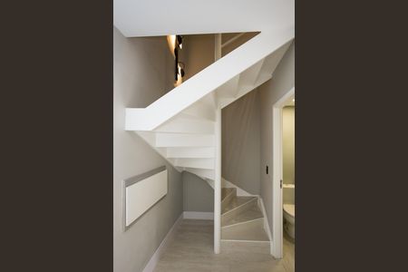 Studio para alugar com 48m², 1 quarto e 1 vaga Studio para alugar com 48m², 1 quarto e 1 vagaEscada