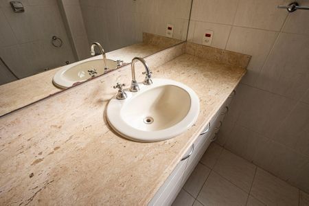 Apartamento à venda com 200m², 4 quartos e 2 vagasSuíte - Banheiro