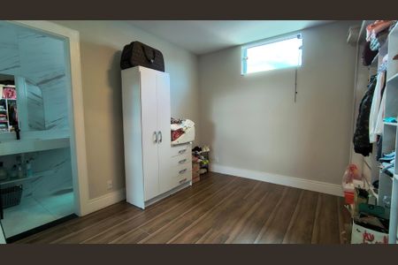 Casa de condomínio à venda com 196m², 3 quartos e 1 vaga Casa de condomínio à venda com 196m², 3 quartos e 1 vagaCloset da Suíte 1