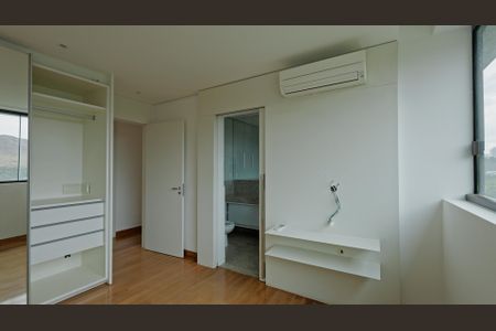 Casa de condomínio à venda com 380m², 4 quartos e 4 vagas Casa de condomínio à venda com 380m², 4 quartos e 4 vagasSuíte 3