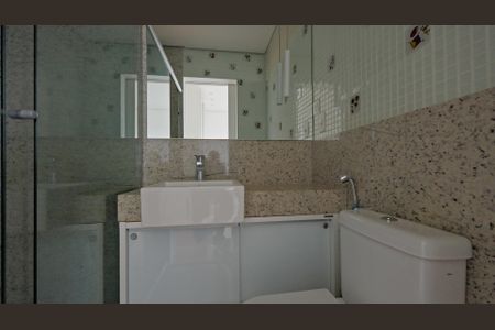 Casa de condomínio à venda com 380m², 4 quartos e 4 vagas Casa de condomínio à venda com 380m², 4 quartos e 4 vagasBanheiro da Suíte 2