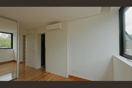 Casa de condomínio à venda com 380m², 4 quartos e 4 vagas Casa de condomínio à venda com 380m², 4 quartos e 4 vagasSuíte 2