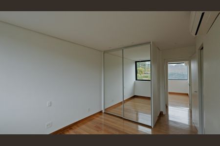Casa de condomínio à venda com 380m², 4 quartos e 4 vagas Casa de condomínio à venda com 380m², 4 quartos e 4 vagasSuíte 2