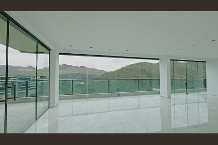 Casa de condomínio à venda com 380m², 4 quartos e 4 vagas Casa de condomínio à venda com 380m², 4 quartos e 4 vagasSala