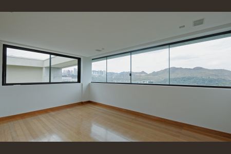 Casa de condomínio à venda com 380m², 4 quartos e 4 vagas Casa de condomínio à venda com 380m², 4 quartos e 4 vagasSuíte 1