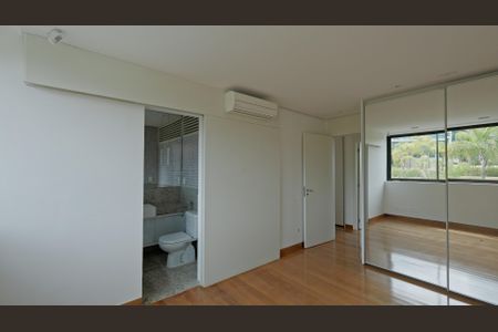 Casa de condomínio à venda com 380m², 4 quartos e 4 vagas Casa de condomínio à venda com 380m², 4 quartos e 4 vagasSuíte 4