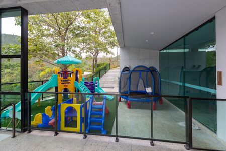 Casa de condomínio à venda com 380m², 4 quartos e 4 vagas Casa de condomínio à venda com 380m², 4 quartos e 4 vagasÁrea comum - Playground