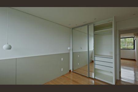 Casa de condomínio à venda com 380m², 4 quartos e 4 vagas Casa de condomínio à venda com 380m², 4 quartos e 4 vagasSuíte 3