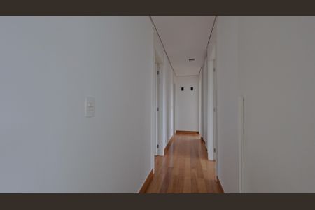 Casa de condomínio à venda com 380m², 4 quartos e 4 vagas Casa de condomínio à venda com 380m², 4 quartos e 4 vagasCorredor para os quartos