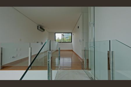 Casa de condomínio à venda com 380m², 4 quartos e 4 vagas Casa de condomínio à venda com 380m², 4 quartos e 4 vagasEscada para os quartos