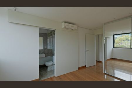 Casa de condomínio à venda com 380m², 4 quartos e 4 vagas Casa de condomínio à venda com 380m², 4 quartos e 4 vagasSuíte 4