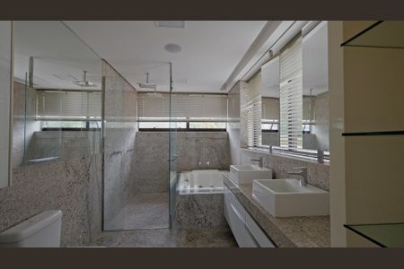 Casa de condomínio à venda com 380m², 4 quartos e 4 vagas Casa de condomínio à venda com 380m², 4 quartos e 4 vagasBanheiro da Suíte 1