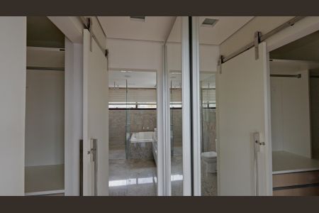 Casa de condomínio à venda com 380m², 4 quartos e 4 vagas Casa de condomínio à venda com 380m², 4 quartos e 4 vagasCloset da Suíte 1