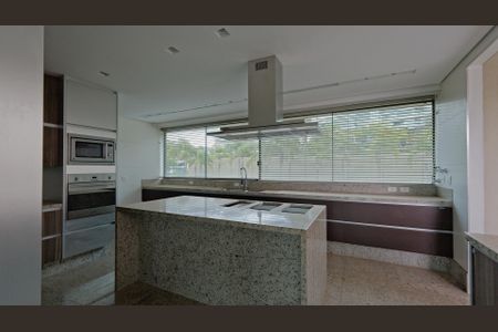 Casa de condomínio à venda com 380m², 4 quartos e 4 vagas Casa de condomínio à venda com 380m², 4 quartos e 4 vagasCozinha