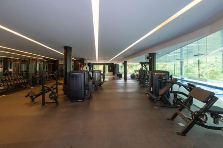Casa de condomínio à venda com 380m², 4 quartos e 4 vagas Casa de condomínio à venda com 380m², 4 quartos e 4 vagasÁrea comum - Academia