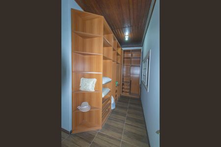 Casa à venda com 320m², 3 quartos e 1 vaga Casa à venda com 320m², 3 quartos e 1 vagaCloset da suíte