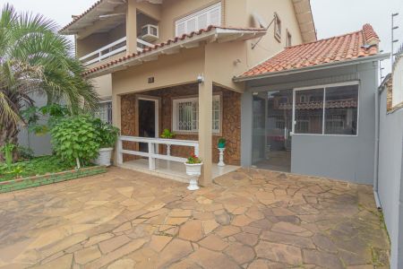 Casa à venda com 320m², 3 quartos e 1 vaga Casa à venda com 320m², 3 quartos e 1 vagaFachada