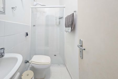 Casa de condomínio para alugar com 1000m², 5 quartos e 6 vagasBanheiro da Suíte 1