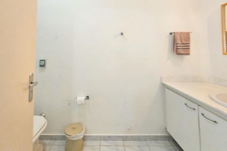 Casa de condomínio para alugar com 1000m², 5 quartos e 6 vagasBanheiro da Suíte 4