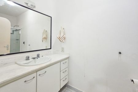 Casa de condomínio para alugar com 1000m², 5 quartos e 6 vagasBanheiro da Suíte 2