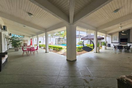 Casa de condomínio para alugar com 1000m², 5 quartos e 6 vagasÁrea Externa