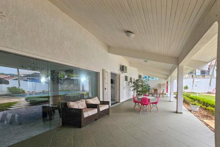 Casa de condomínio para alugar com 1000m², 5 quartos e 6 vagasÁrea Externa