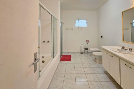 Casa de condomínio para alugar com 1000m², 5 quartos e 6 vagasBanheiro da Suíte 5