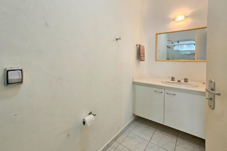 Casa de condomínio para alugar com 1000m², 5 quartos e 6 vagasBanheiro da Suíte 4