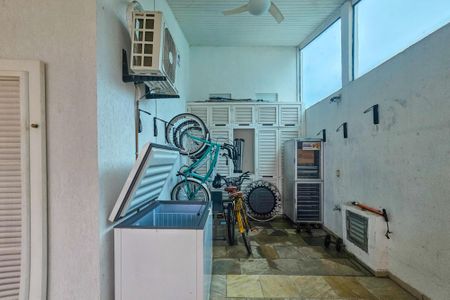 Casa de condomínio para alugar com 1000m², 5 quartos e 6 vagasÁrea Externa