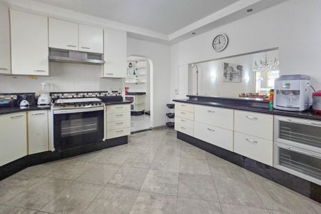 Casa de condomínio para alugar com 1000m², 5 quartos e 6 vagasCozinha