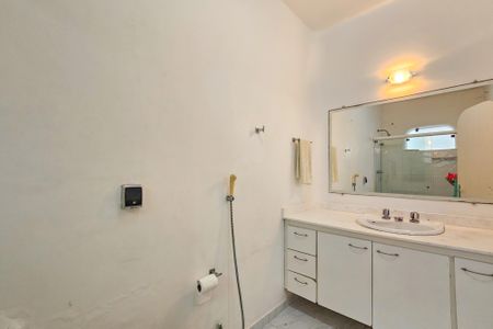 Casa de condomínio para alugar com 1000m², 5 quartos e 6 vagasBanheiro da Suíte 3