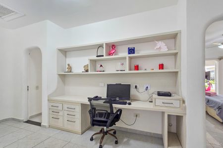 Casa de condomínio para alugar com 1000m², 5 quartos e 6 vagasEscritório