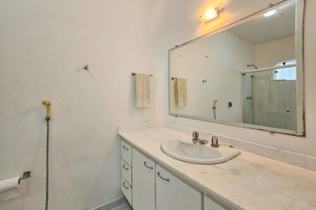 Casa de condomínio para alugar com 1000m², 5 quartos e 6 vagasBanheiro da Suíte 3