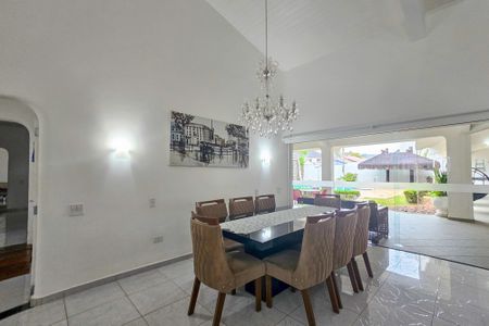 Casa de condomínio para alugar com 1000m², 5 quartos e 6 vagasSala de Jantar