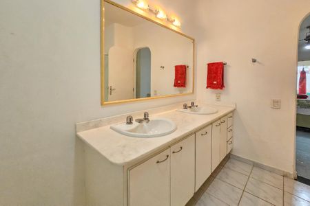 Casa de condomínio para alugar com 1000m², 5 quartos e 6 vagasBanheiro da Suíte 5