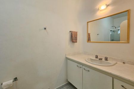 Casa de condomínio para alugar com 1000m², 5 quartos e 6 vagasBanheiro da Suíte 4