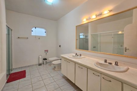 Casa de condomínio para alugar com 1000m², 5 quartos e 6 vagasBanheiro da Suíte 5