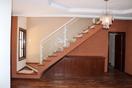 Casa de condomínio para alugar com 330m², 5 quartos e 6 vagasCorredor