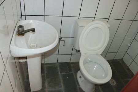 Casa de condomínio para alugar com 330m², 5 quartos e 6 vagasBanheiro de Serviço