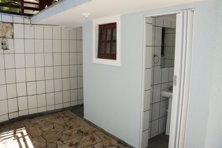 Casa de condomínio para alugar com 330m², 5 quartos e 6 vagasBanheiro de Serviço