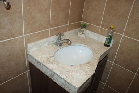 Casa de condomínio para alugar com 330m², 5 quartos e 6 vagasBanheiro Social