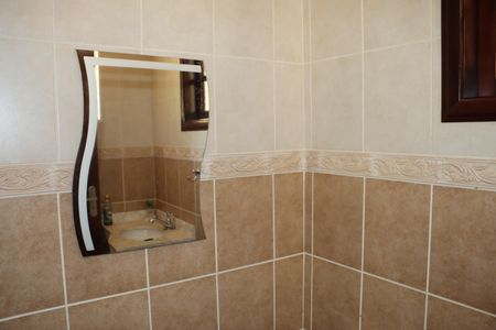 Casa de condomínio para alugar com 330m², 5 quartos e 6 vagasBanheiro Social