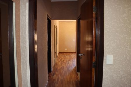 Casa de condomínio para alugar com 330m², 5 quartos e 6 vagasCorredor